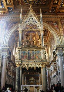 Baldacchino with relics and Papal Altar. San Giovanni in Laterano. Photo by Flickr user: xiquinhosilva